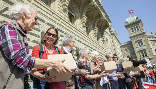 SP60+ bei der Übergabe der Referendumsunterschriften an die Bundeskanzlei gegen den AHV-Abbau, 25. März 2022