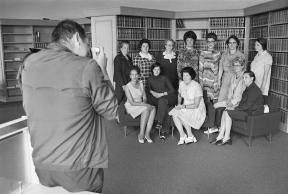 Siegfried Kuhn © StAAG/RBA1-1-3677_1 Bildlegende. Die ersten 12 Nationalrätinnen stehend von links Elisabeth Blunschy-Steiner, Hedi Lang, Hanny Thalmann, Helen Meyer, Lilian Uchtenhagen, Josi Meier, Hanna Sahlfeld, sitzend Tilo Frey, Gabrielle Nanchen, Liselotte Spreng, Martha Ribi und Nelly Wicky, 29.6.1972